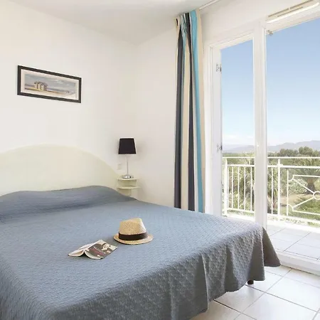 Three-bedroom In Saint-aygulf Apartment